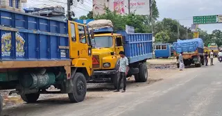 মহাসড়কেই ট্রাকের পার্কিং-মেরামত; ঠাকুরগাঁওয়ে বাড়ছে যানজট-দুর্ঘটনা